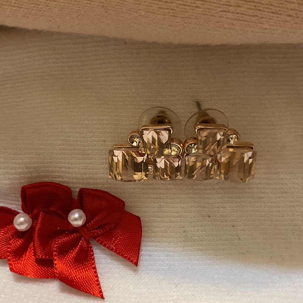 🛝⬇️ Light Pink Decorative/Fashion Hypoallergenic Earrings in Gold Box/Bow “Gift”